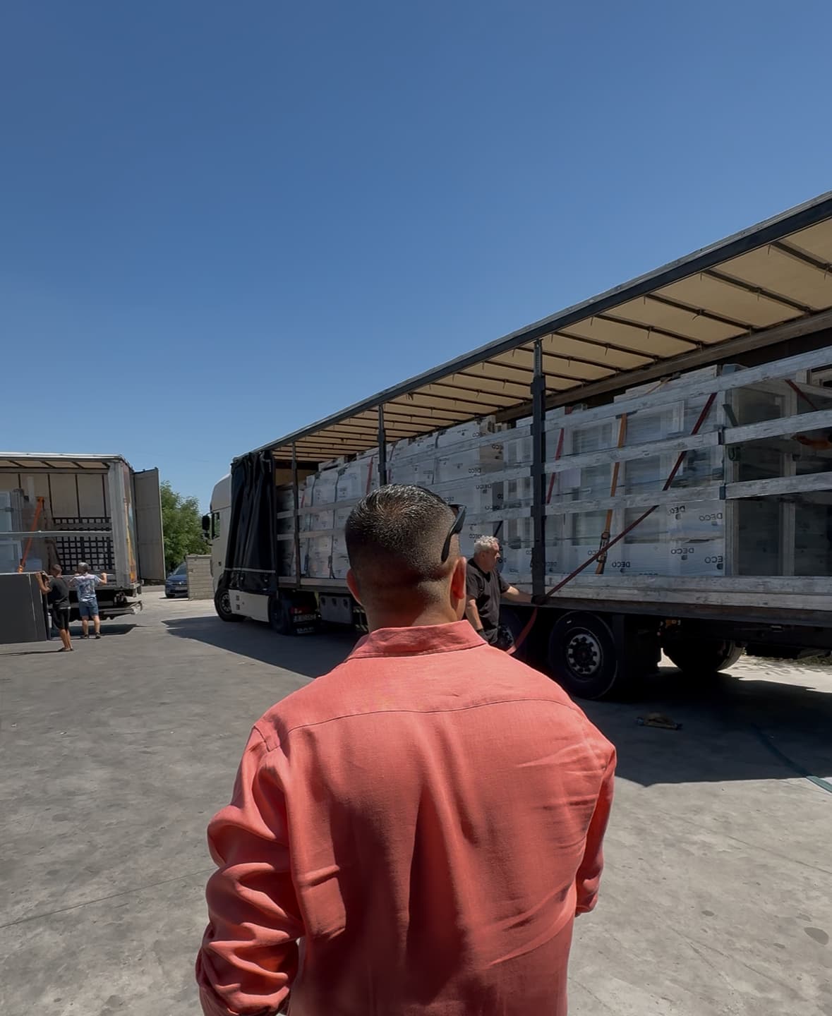 El gerente visita la fábrica en Rumanía por el mayor cargamento de PVC